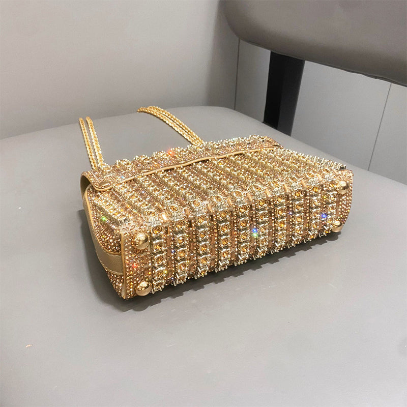 Strahlen Sie am Abend mit dieser glamourösen Strass-Clutch