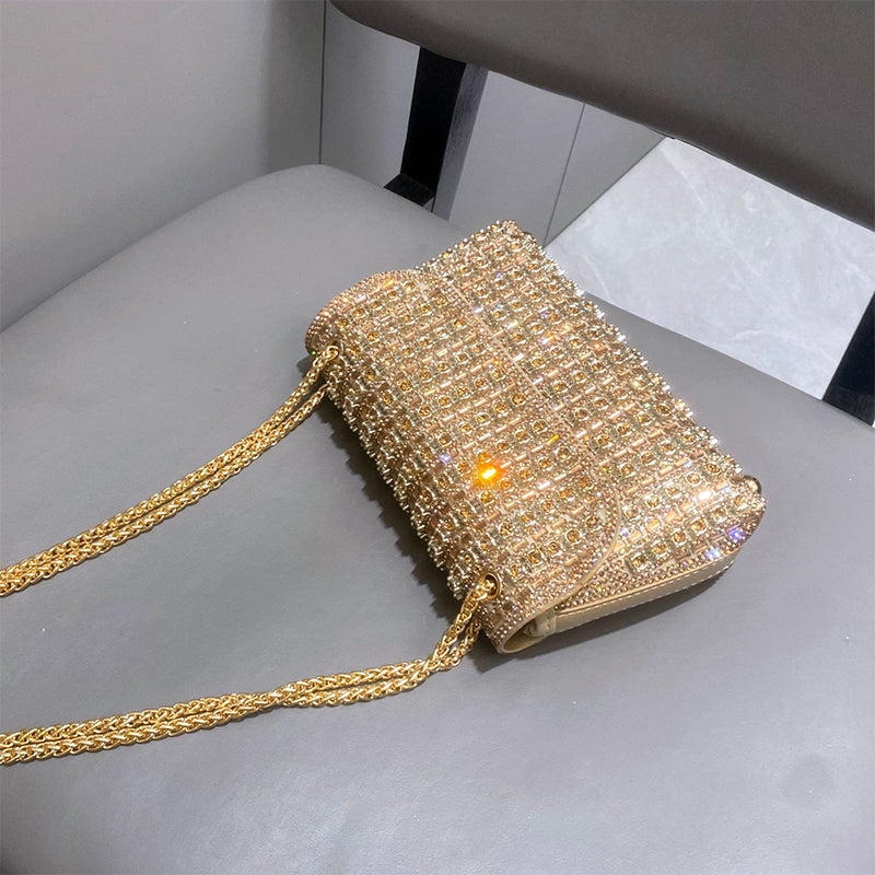 Strahlen Sie am Abend mit dieser glamourösen Strass-Clutch