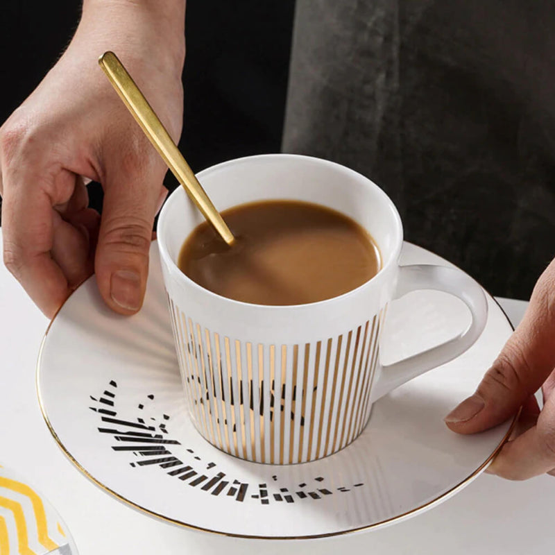 Ein stilvoller Kaffee mit einer Tasse, die ein Geheimnis enthüllt