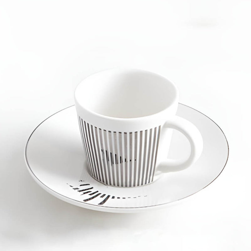 Ein stilvoller Kaffee mit einer Tasse, die ein Geheimnis enthüllt