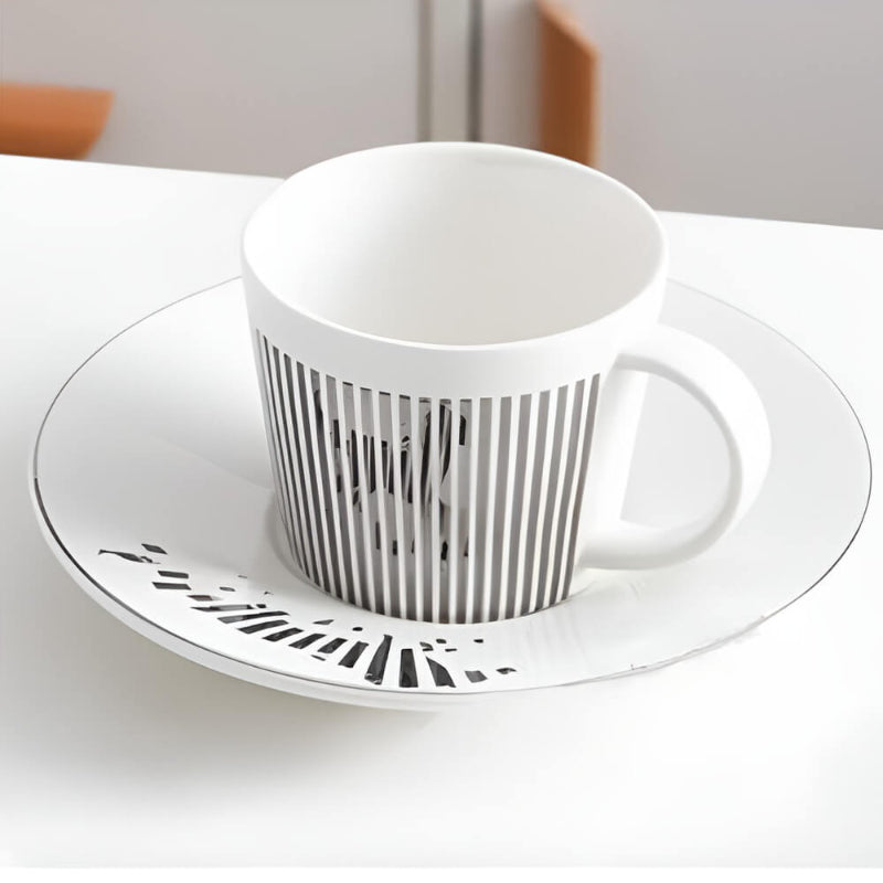 Ein stilvoller Kaffee mit einer Tasse, die ein Geheimnis enthüllt