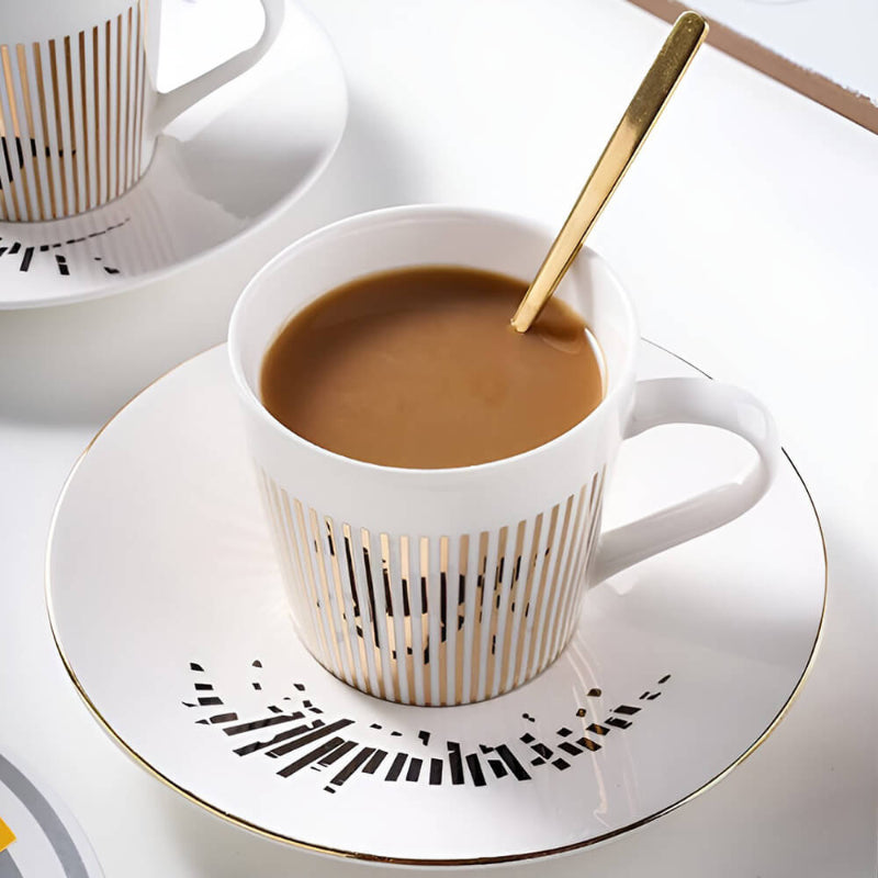 Ein stilvoller Kaffee mit einer Tasse, die ein Geheimnis enthüllt