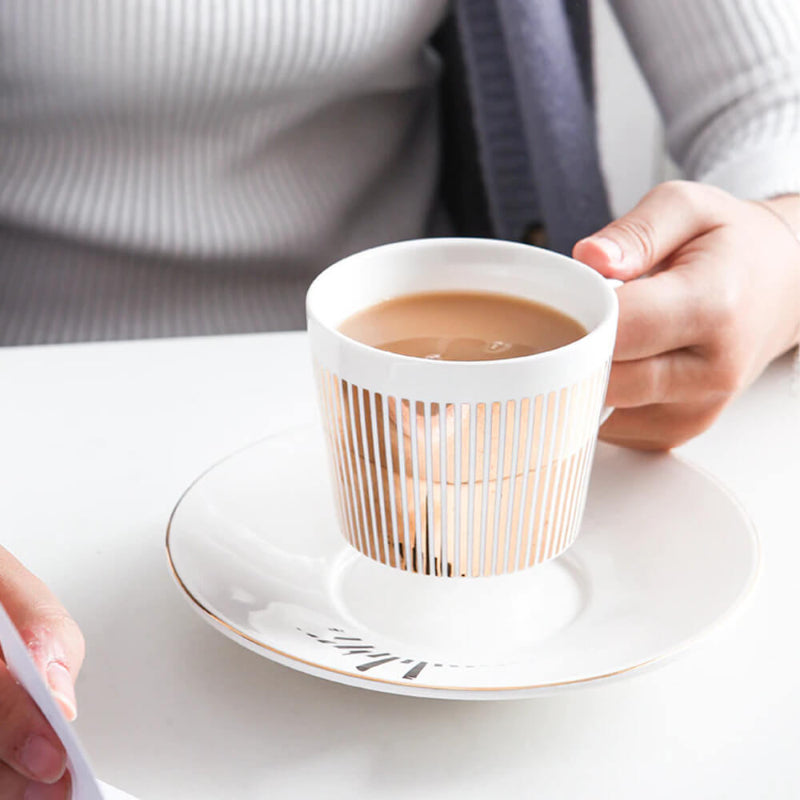 Ein stilvoller Kaffee mit einer Tasse, die ein Geheimnis enthüllt