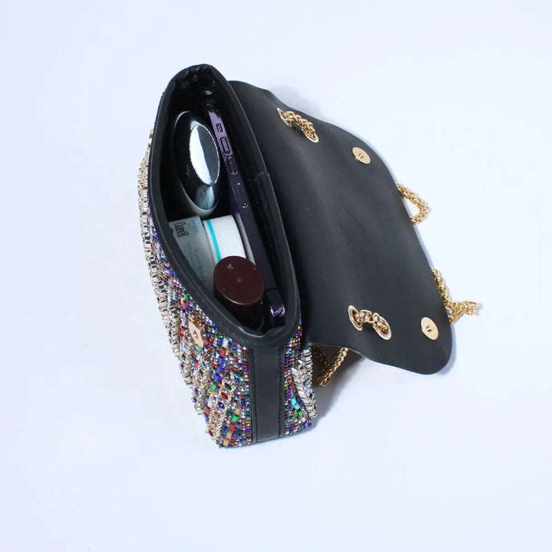 Strahlen Sie am Abend mit dieser glamourösen Strass-Clutch