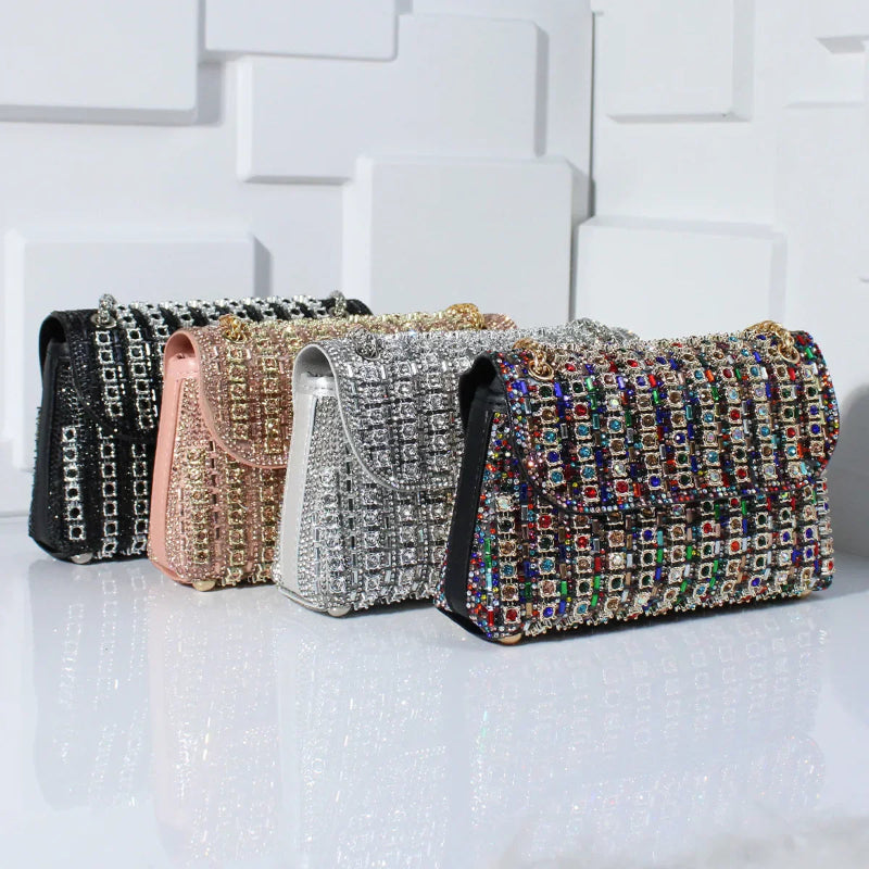 Strahlen Sie am Abend mit dieser glamourösen Strass-Clutch