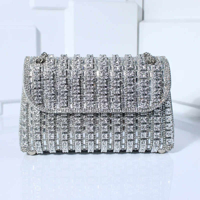 Strahlen Sie am Abend mit dieser glamourösen Strass-Clutch