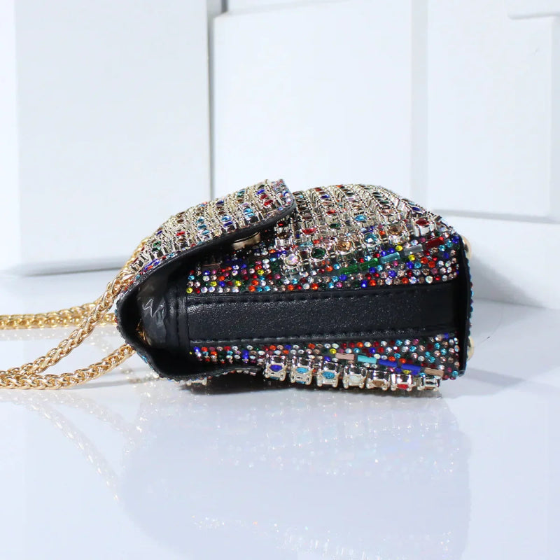 Strahlen Sie am Abend mit dieser glamourösen Strass-Clutch