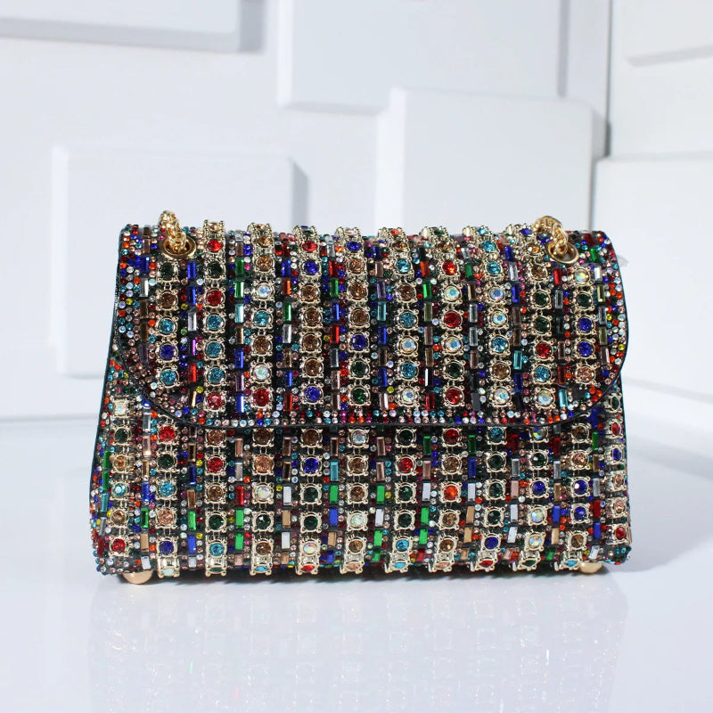 Strahlen Sie am Abend mit dieser glamourösen Strass-Clutch
