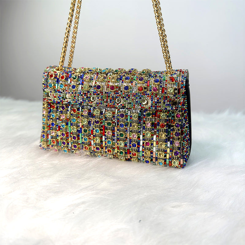 Strahlen Sie am Abend mit dieser glamourösen Strass-Clutch