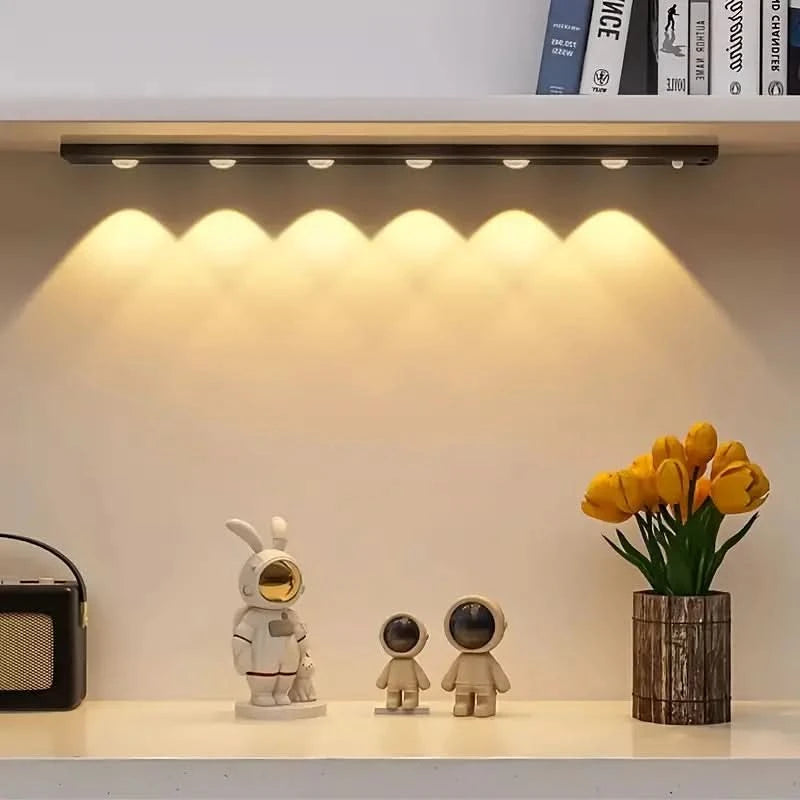 Lampa LED z przyklejonym inteligentnym czujnikiem ruchu 