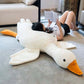 Offrez-vous un moment de douceur avec cette peluche coussin géante en forme d’oie
