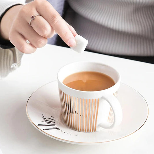 秘密を明かすカップのあるスタイリッシュなカフェ 