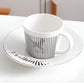 Ein stilvoller Kaffee mit einer Tasse, die ein Geheimnis enthüllt 