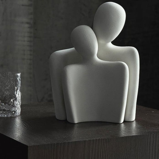Scultura moderna che simboleggia legame e tenerezza 